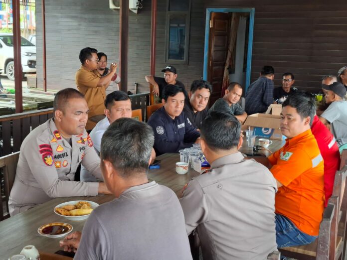 Mediasi dan pengecekan lapangan antara PT KSA dan pemilik keramba di Kecamatan Loa Kulu. (Sumber Humas Polres Kukar)