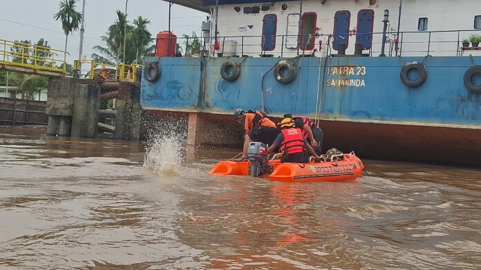 Proses pencarian korban tenggelam di Kecamatan Sangasanga. (Istimewa)