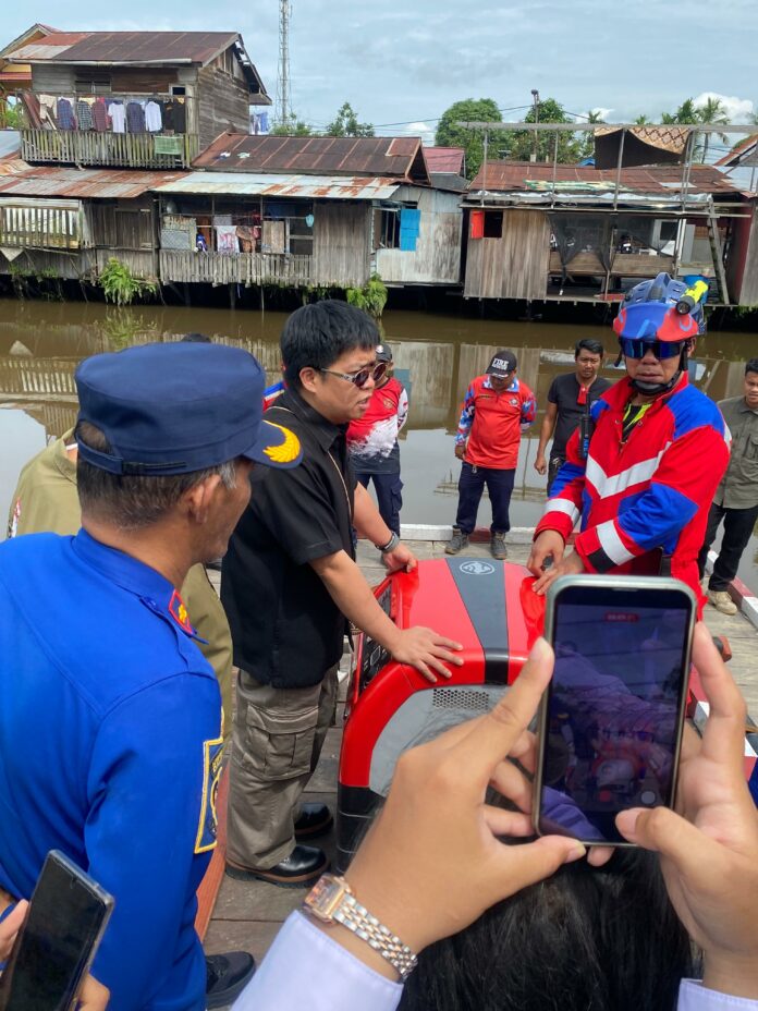 Peninjauan Hydrant Kering oleh Wakil Bupati Kukar, Rendi Solihin. (Shavira Ramadhanita/RadarKukar)