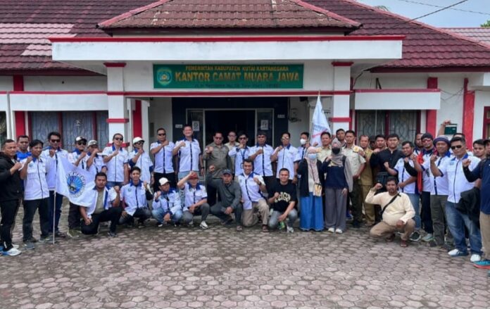 Anggota Serikat Pekerja Logam Kukar gelar aksi demonstrasi damai di Kecamatan Muara Jawa. (Istimewa)