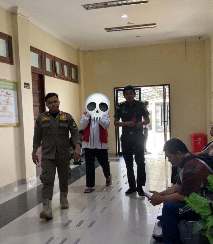 Terdakwa pencabulan anak di Pondok Pesantren Tenggarong Seberang. (Shavira Ramadhanita/RadarKukar)