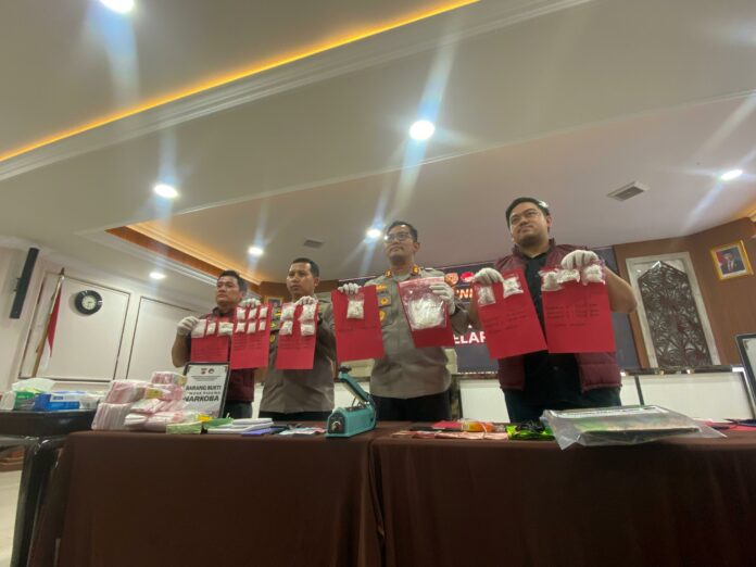 Rilis peredaran gelap narkotika oleh Polres Kukar. (Shavira Ramadhanita/RadarKukar)