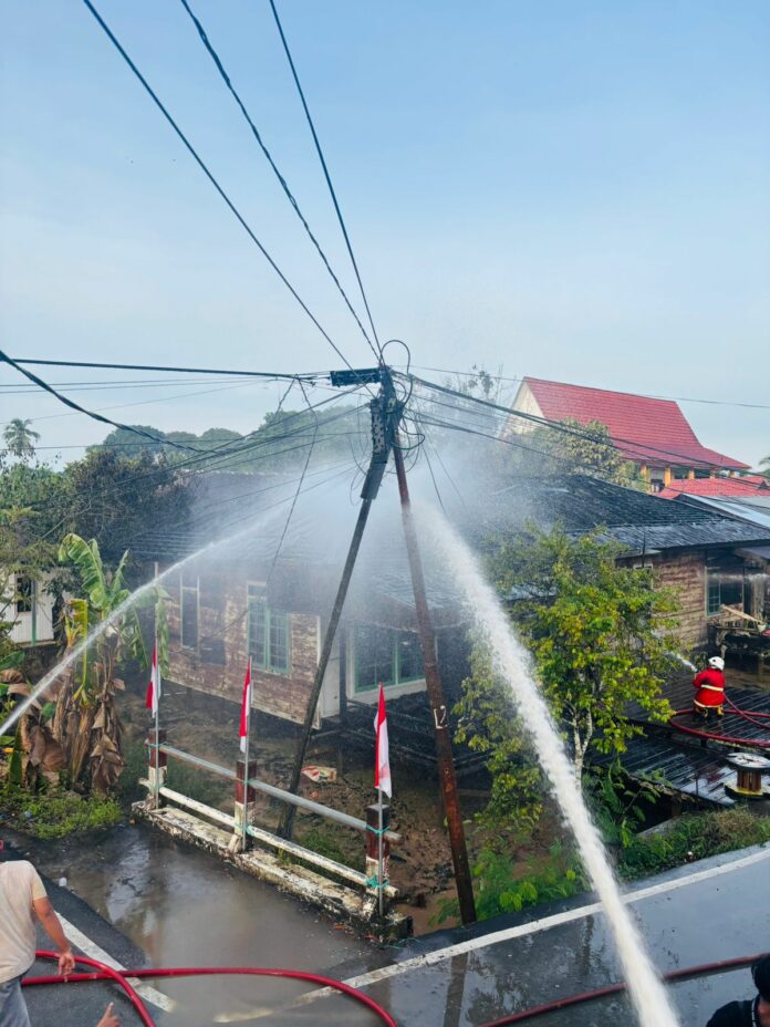 Kebakaran di Kelurahan Sangasanga Dalam. (Sumber Pos Damkar Sektor Sangasanga)