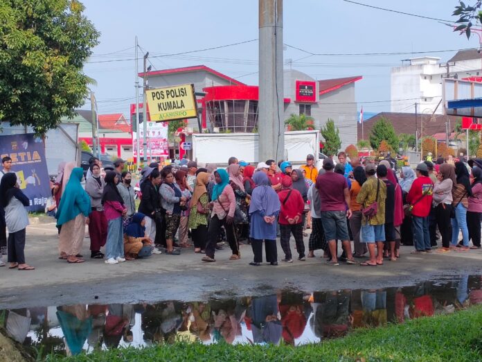 Pembagian beras gratis kepada Pasukan Merah Putih dan Ojol. (Shavira Ramadhanita/RadarKukar)