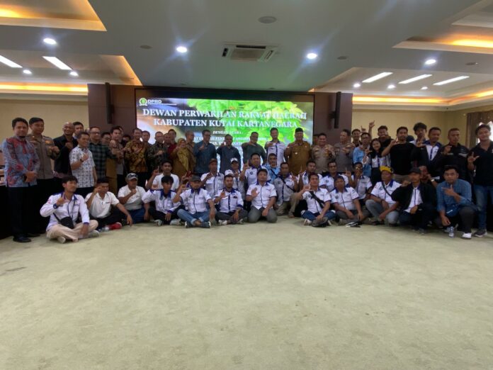 Rapat Dengar Pendapat dalam aksi unjuk rasa perjuangan buruh migas di Kukar. (Shavira Ramadhanita/RadarKukar)