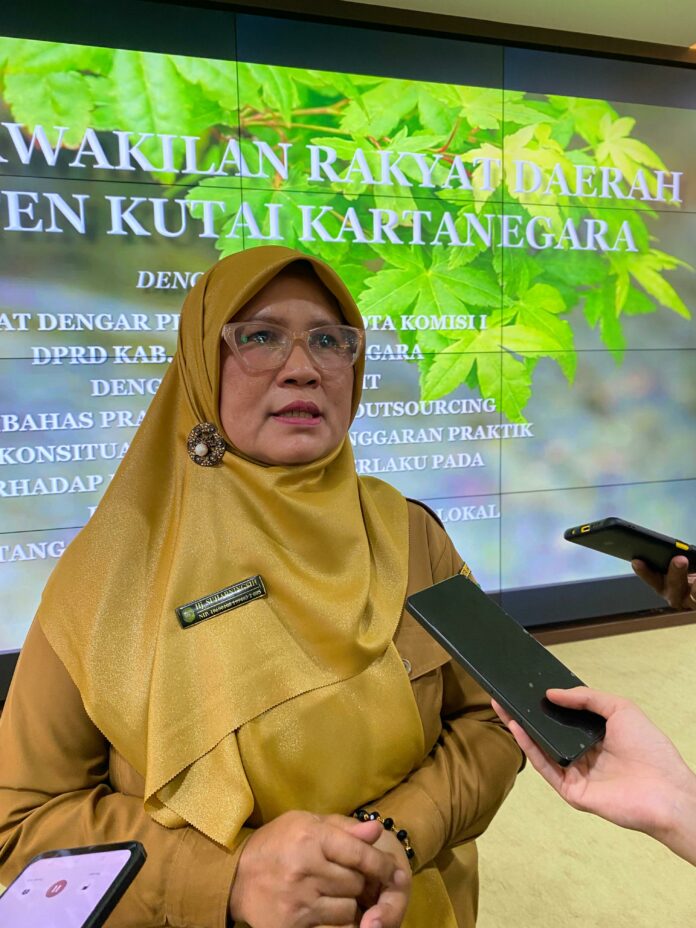 Kabid Hubungan Industrial (Distransnaker Kukar), Suharningsih. (Shavira Ramadhanita/RadarKukar)
