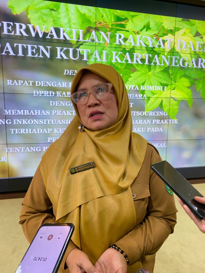 Kabid Hubungan Industrial Distransnaker Kukar, Suharningsih. (Shavira Ramadhanita/RadarKukar)