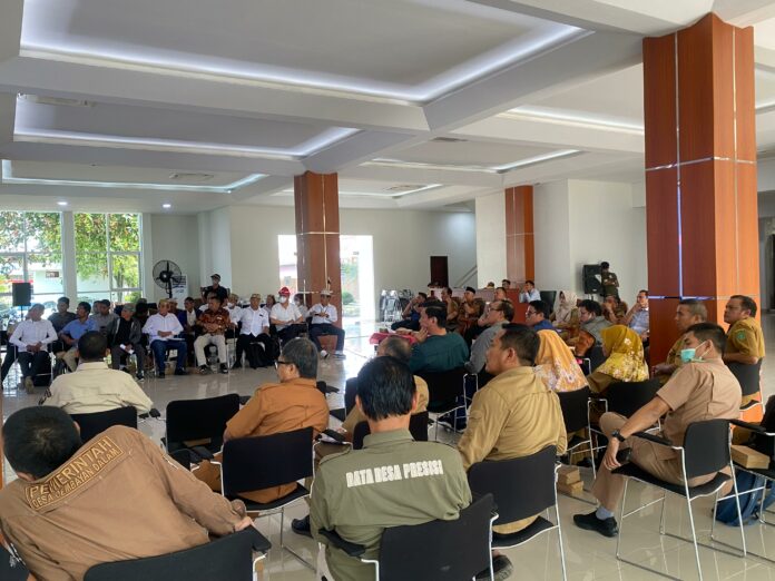 Rapat lanjutan persiapan pembentukan tim identifikasi dan verifikasi tanam tumbuh warga pada area Hak Guna Usaha (HGU) PT Budiduta Agro Makmur. (Shavira Ramadhanita/RadarKukar)