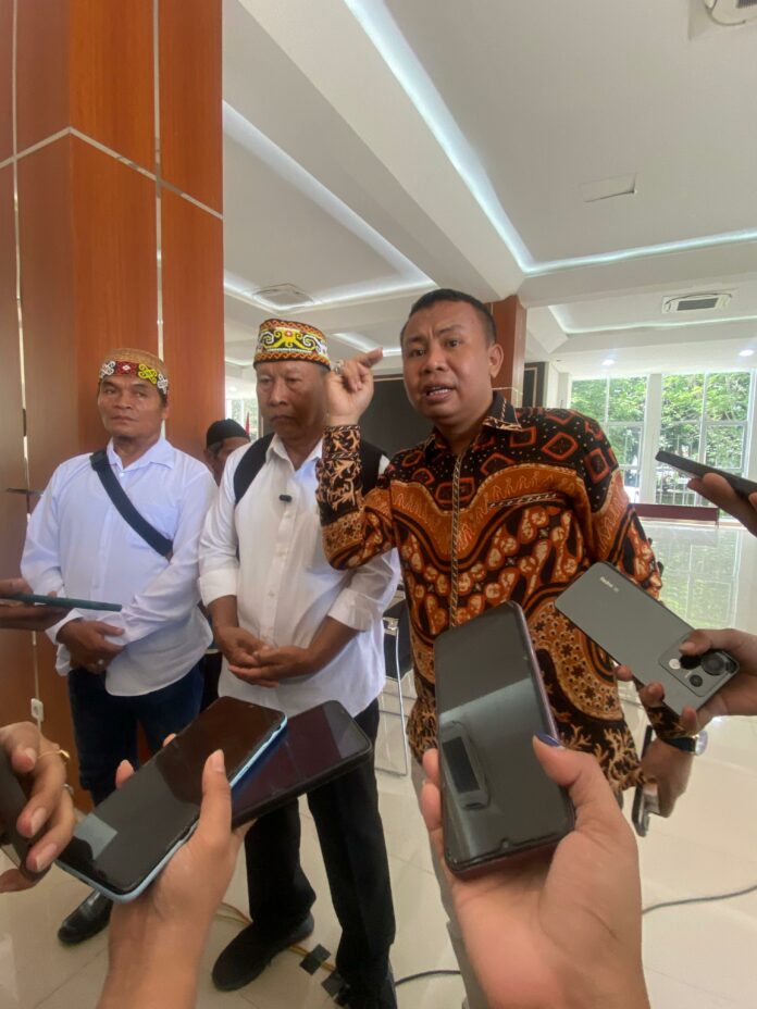 Kuasa Hukum Masyarakat Jahab, Paulinus Dugis. (Shavira Ramadhanita/RadarKukar)