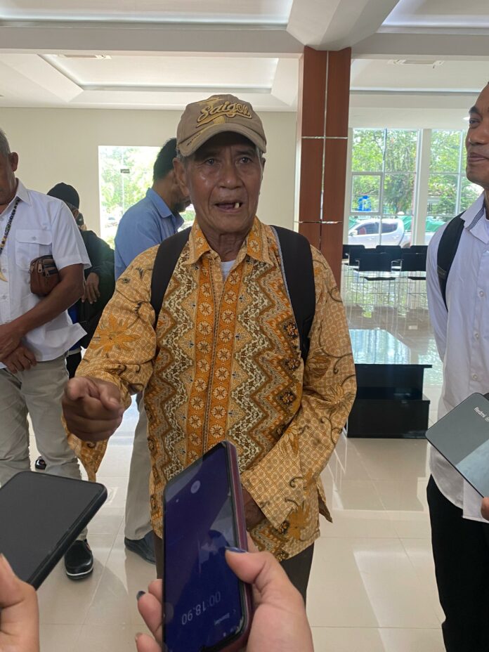 Penasihat Kelompok Tani Sejahtera 1, Simon Tanga. (Shavira Ramadhanita/RadarKukar)