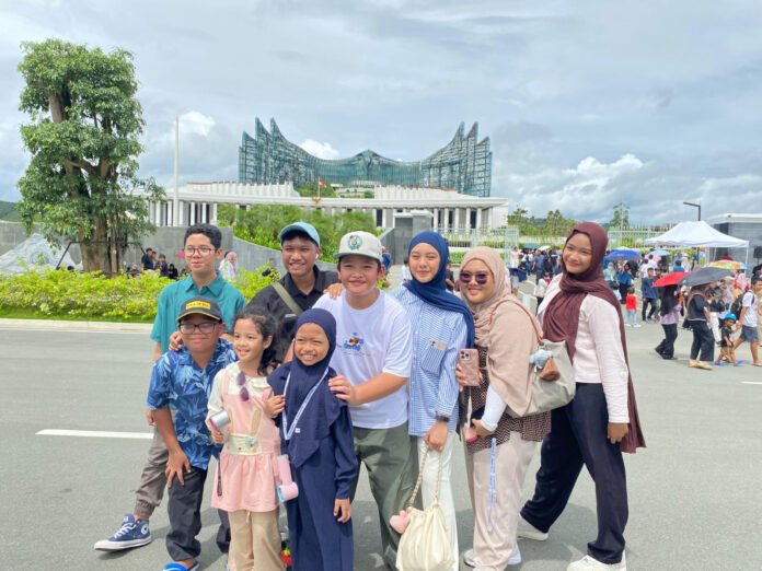 Pengunjung yang menikmati suasana IKN. (Istimewa)