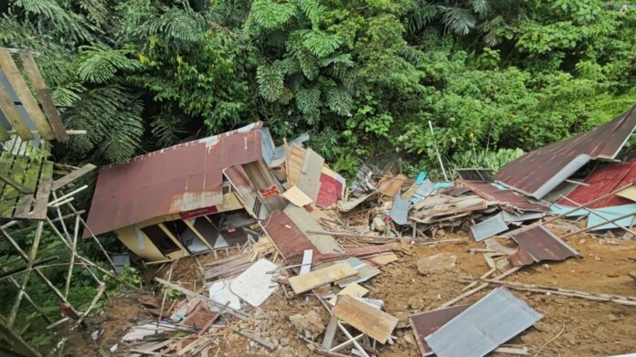 Longsor di kawasan Loa Hui, tiga rumah warga ambruk. (Istimewa)