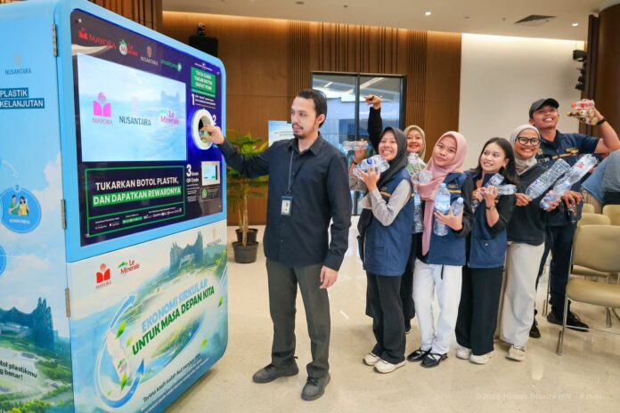Mesin RVM sampah botol plastik dari Mayora, dapat mengonversi botol bekas jadi uang digital. (Dok OIKN)