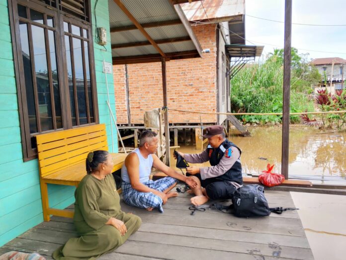 Sidokkes Polres Kutim lakukan jemput bola memeriksa warga korban banjir. (Istimewa)