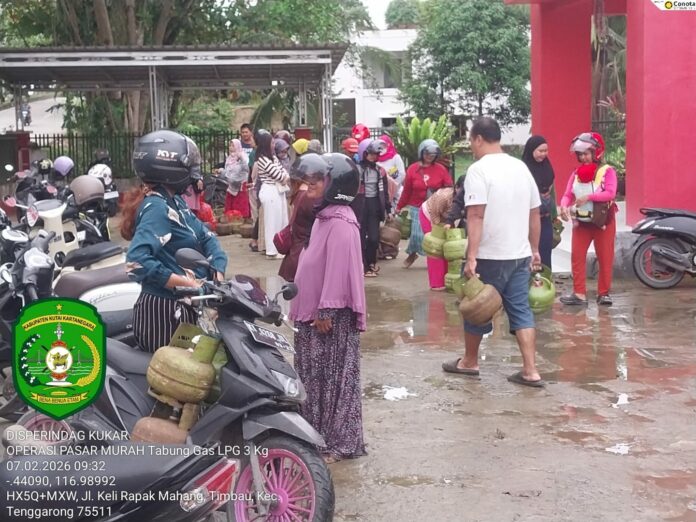 Disperindag Kukar saat menggelar Operasi Pasar LPG 3 kg. (Dok Disprindag Kukar)
