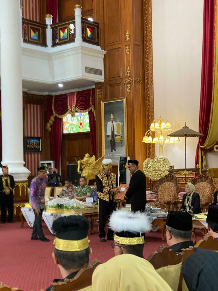 Kaseh Selamat Milad Ayahanda Sultan Kutai Kartanegara Ing Martadipura ke-XXI, Adji Muhammad Arifin ke-75 Tahun. (Shavira Ramadhanita/RadarKukar)