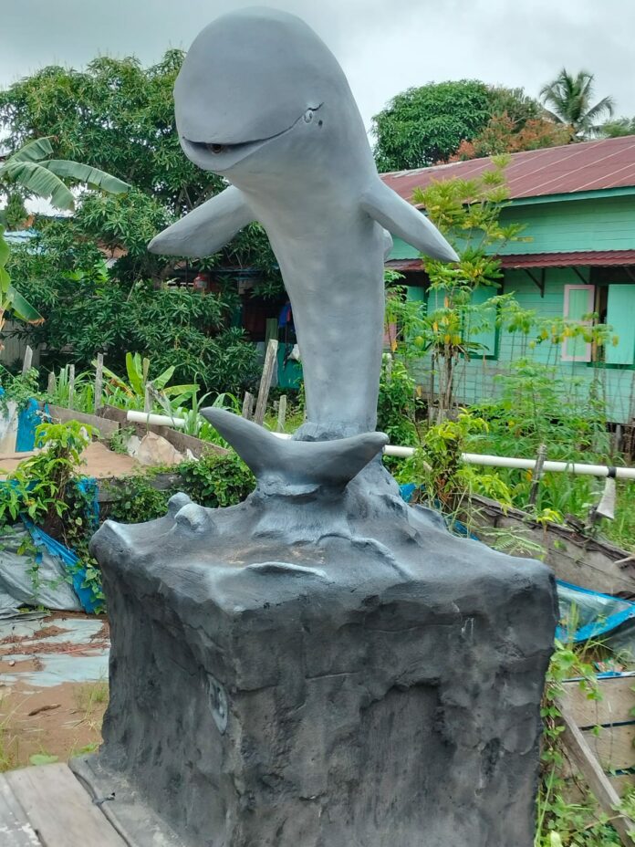 Patung Pesut Mahakam yang berada di Kecamatan Muara Muntai. (Shavira Ramadhanita/RadarKukar)