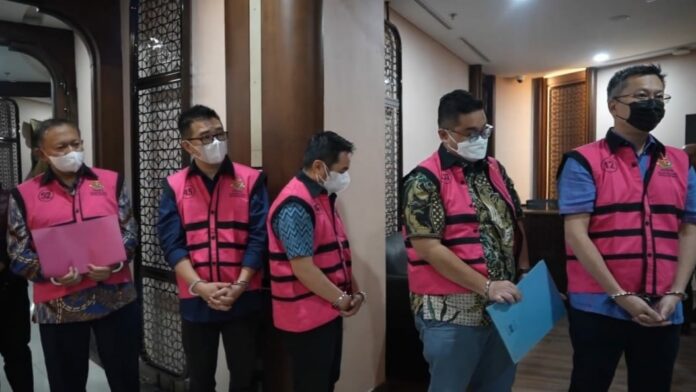 Para tersangka kasus korupsi ekspor produk turunan sawit jenis Palm Oil Mill Effluent (POME) saat digiring oleh Kejagung ke mobil tahanan. (Dok Kejagung)