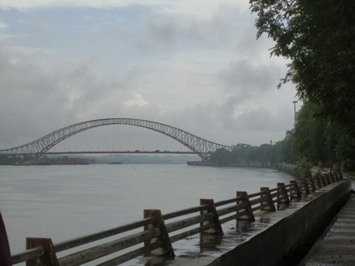 Jembatan Kartanegara Tenggarong. (Shavira Ramadhanita/RadarKukar)
