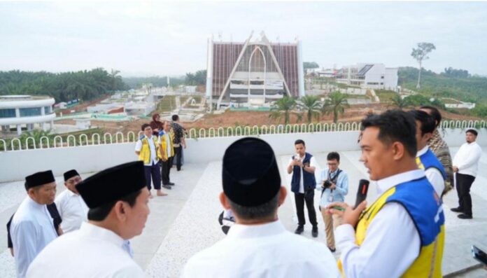 Wamenag R. Muhammad Syafi’i meninjau pembangunan Gereja Katolik Santo Fransiskus Xaverius di Ibu Kota Nusantara. (Istimewa)
