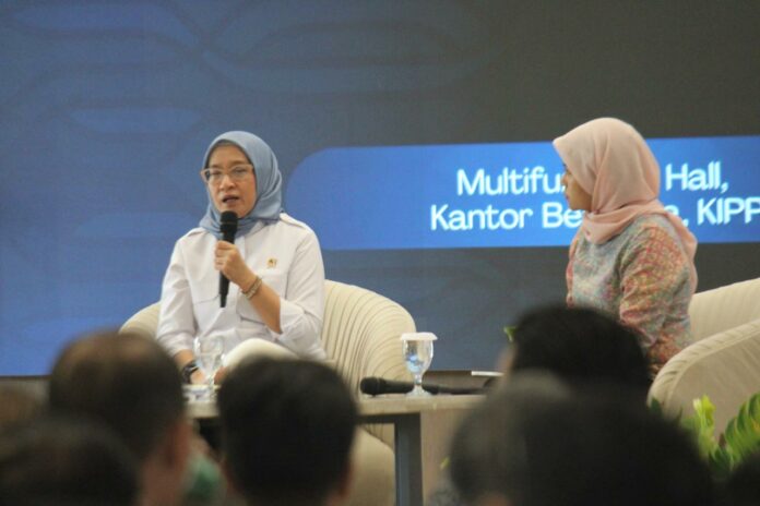 Menteri PANRB Rini Widyantini saat memberi kuliah umum di Kemenko 3 KIPP, Ibu Kota Nusantara, sebelum tengah hari, Jumat (14/2/2026). (Istimewa)