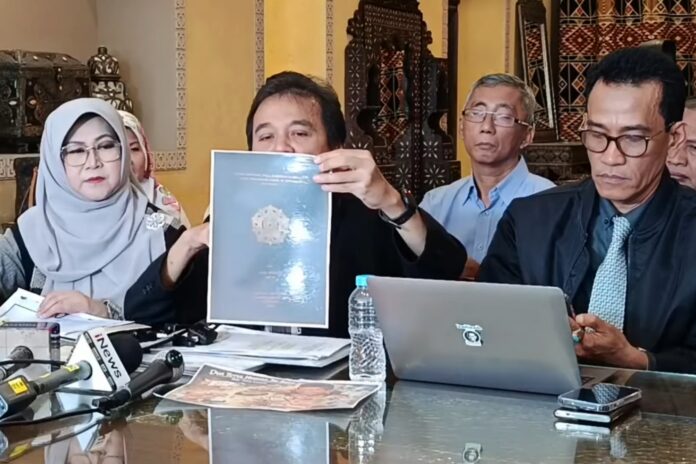 Tersangka kasus ijazah Jokowi, Roy Suryo memamerkan foto skripsi Jokowi yang didapatkan dari UGM. (Istimewa)