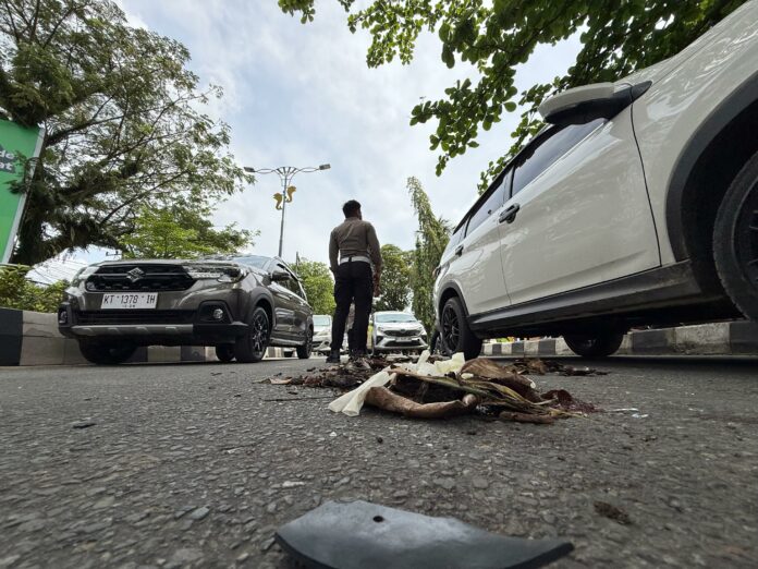 Pamapta III Polresta Samarinda mendatangi TKP awal kecelakaan lalu lintas di Jalan Juanda. (Istimewa)