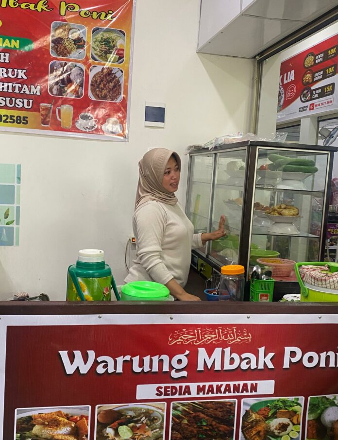 Warung Makan Mbak Poni di Tangga Arung Square. (Shavira Ramadhanita/RadarKukar)