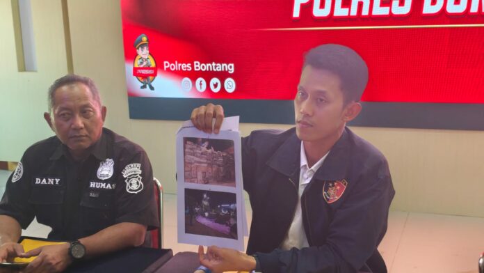 Polres Bontang saat menggelar konferensi pers terkait penangkapan sopir pengangkut kayu ilegal. (Istimewa)