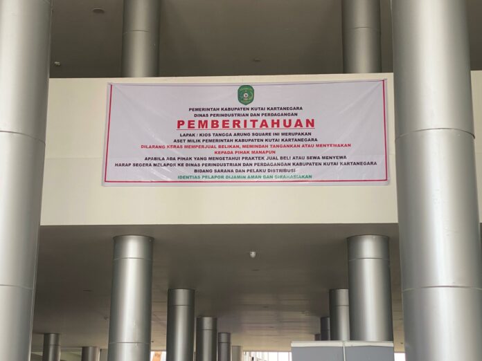 Pemberitahuan larangan memperjualbelikan lapak di Tangga Arung Square. (Shavira Ramadhanita/RadarKukar)