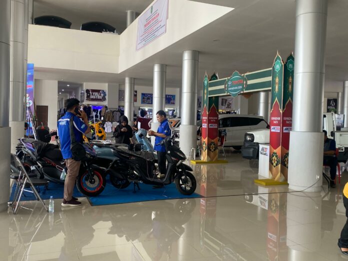 Pameran otomotif di Tangga Arung Square. (Shavira Ramadhanita/RadarKukar)