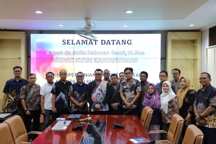 Rapat koordinasi internal bersama jajaran pejabat struktural Distanak Kukar.(Shavira Ramadhanita/RadarKukar)
