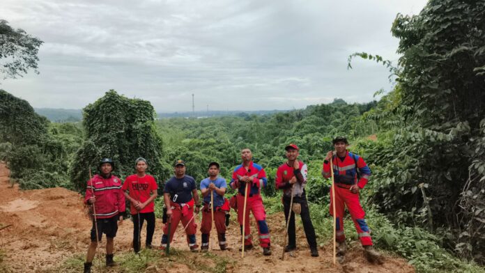 Tim SAR gabungan saat melakukan penyisiran di kawasan Gunung Karanga, Kelurahan Loa Tebu. (Istimewa)