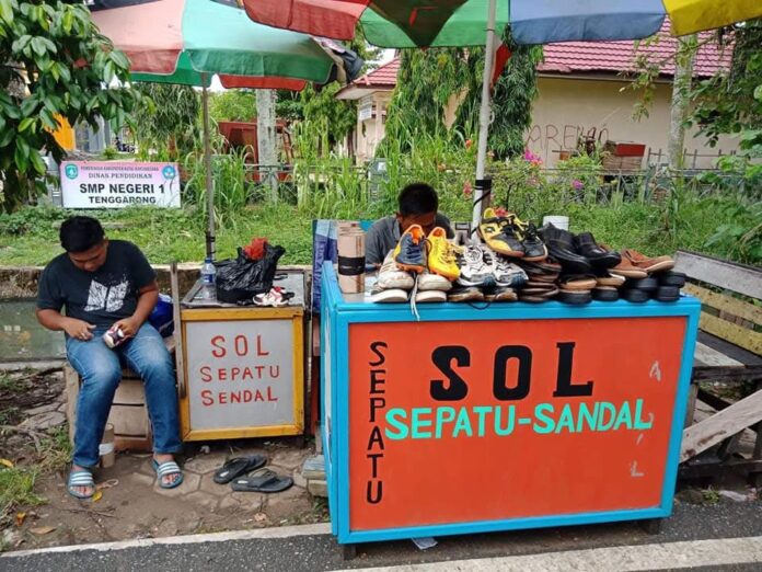 Usaha tukang sol sepatu di Tenggarong. (Istimewa)