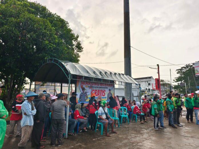 Gerakan buka bersama dalam program Warung Berkah yang digagas Polres Kukar. (Polres Kukar)