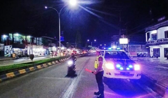 Personel Polres Kutim melakukan patroli di Sangatta untuk mengantisipasi aksi balap liar selama Ramadan. (Istimewa)