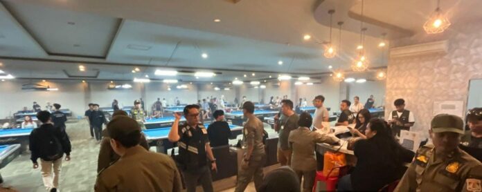 Satpol PP saat melakukan pengawasan dan penertiban terhadap operasional THM dan arena biliar. (Istimewa)