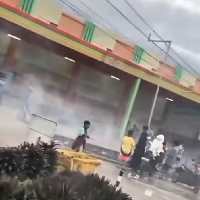Tangkapan layar anak-anak di Muara Badak saat perang petasan. (Istimewa)