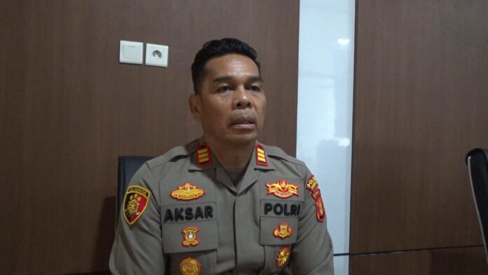 Kapolsek Sungai Pinang, AKP Aksarudin Adam, saat diwawancarai. (Istimewa)