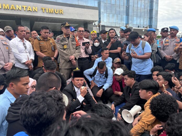 Gubernur Kaltim, Rudy Mas'ud saat menemui mahasiswa di Halaman Kantor Gubernur Kaltim. (Istimewa)