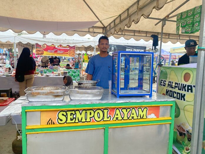 Pedagang Sempol Ayam di Bazar Ramadan. (Shavira Ramadhanita/RadarKukar)