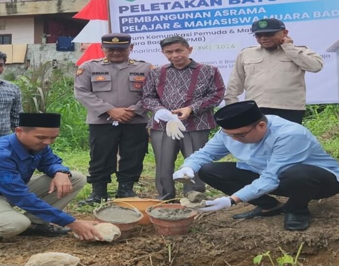 Prosesi peletakan batu pertama pembangunan asrama pelajar dan mahasiswa di Kecamatan Muara Badak. (Istimewa)
