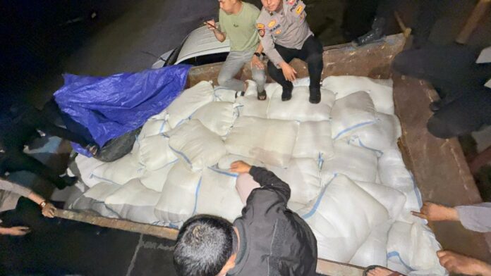 Barang bukti 10 Ton Miras Cap Tikus yang berhasil diamankan Polresta Samarinda. (Humas Polresta Samarinda)