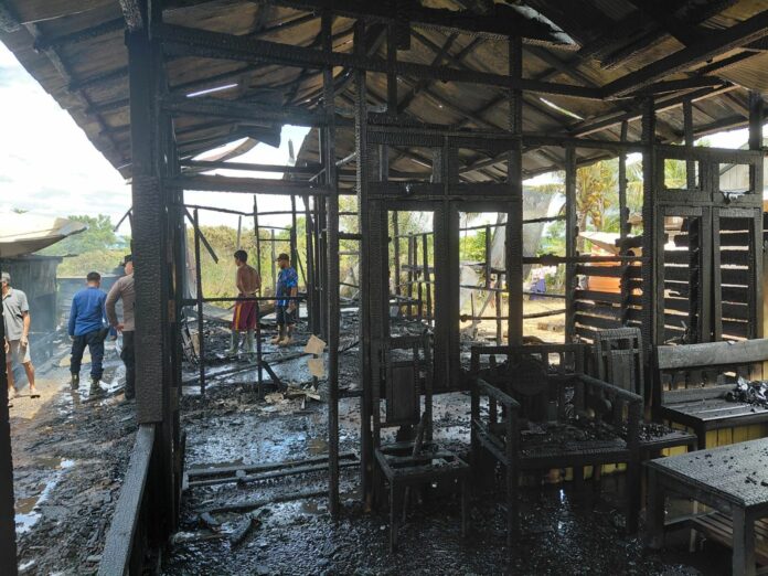 Kebakaran di Kombeng sisakan puing dan arang. (Istimewa)