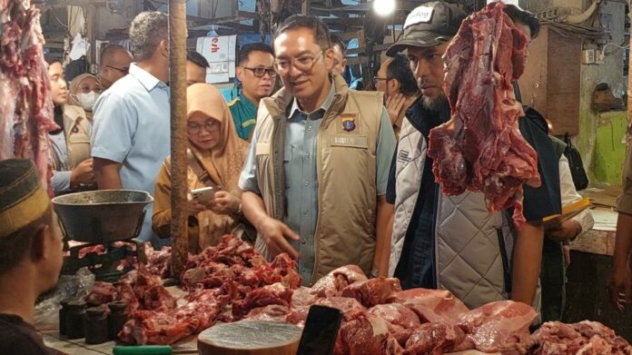 Satgas Pangan saat memeriksa harga pangan di Pasar Pandan Sari, Balikpapan. (Istimewa)