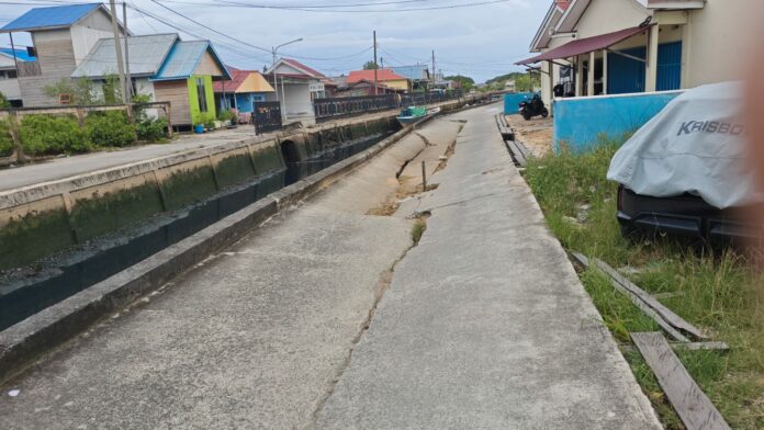 Kondisi jalan amblas di Jalan Lohan Tanjung Laut Indah, yang akan diperbaiki sementara (Istimewa)