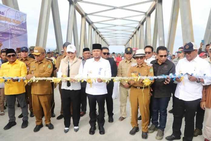 Jembatan Nibung diresmikan langsung oleh Gubernur Kaltim, Rudy Mas’ud didampingi Bupati Kutim, Ardiansyah Sulaiman. (Humas)