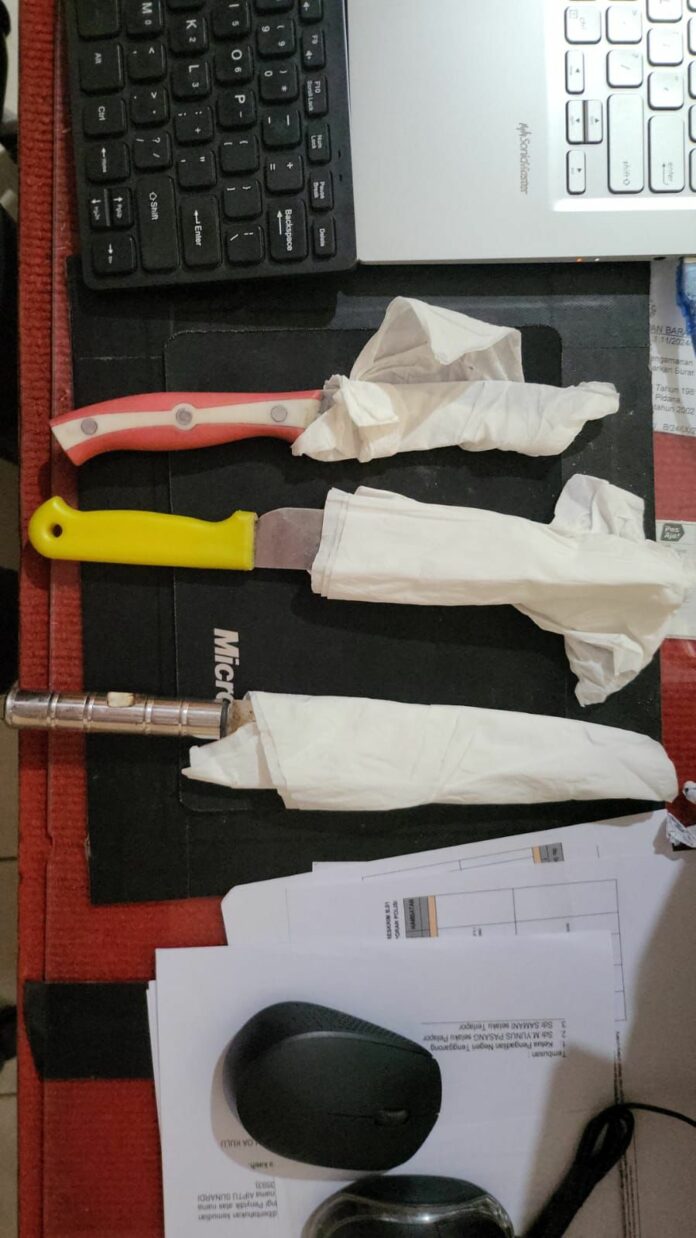 Pisau dapur yang diamankan oleh Polsek Loa Kulu. (Polres Kukar)