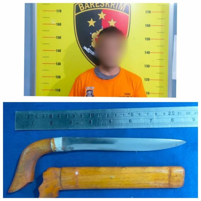 Tersangka beserta barang bukti satu bilah badik yang disita Polsek Sangasanga. (Istimewa)