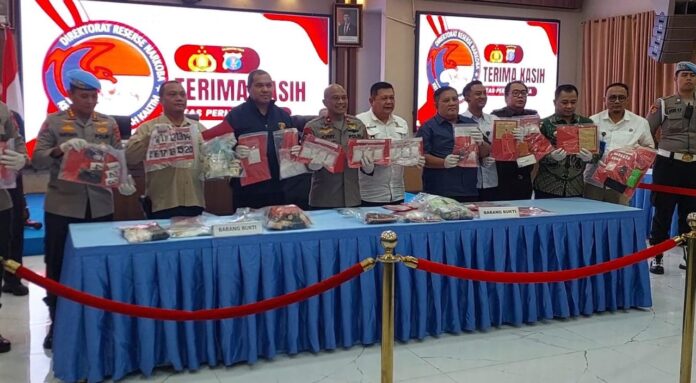 Wakapolda Kaltim bersama Dirreskoba dan Kabid Humas Polda Kaltim menunjukkan barang bukti ungkapan kasus narkoba. (Istimewa)